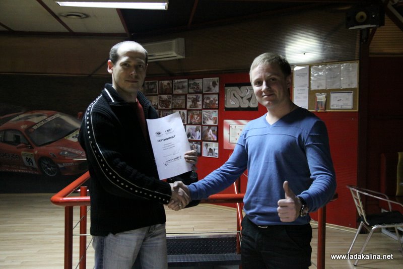 А.Карачев вручает сертификат Kesh - Фото галерея Лада Приора Клуба | Lada Priora Club